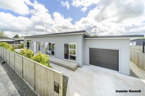 Photo of property in 52 Exeter Crescent, Takaro, Palmerston North, 4412