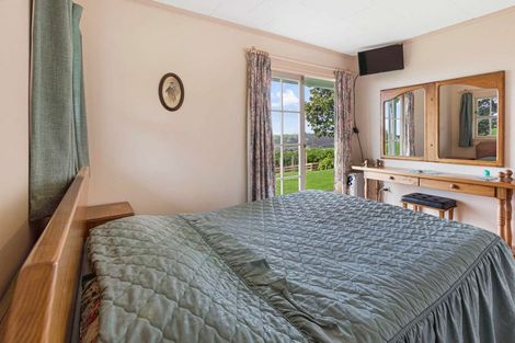 Photo of property in 5 Mcleod Road, South Head, Helensville, 0874