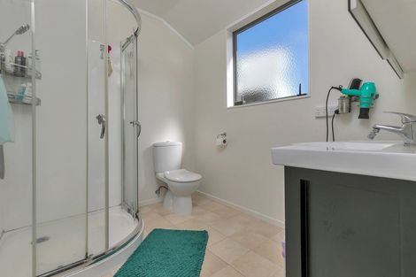 Photo of property in 16 Alma Street, Te Atatu South, Auckland, 0610