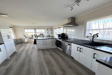 Photo of property in 2 Selwyn Street, Levin, 5510