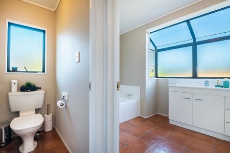 Photo of property in 2/41 Radiata Lane, Chatswood, Auckland, 0626