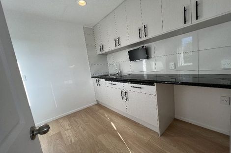 Photo of property in 2/13 Sunnyside Road, Sunnyvale, Auckland, 0612