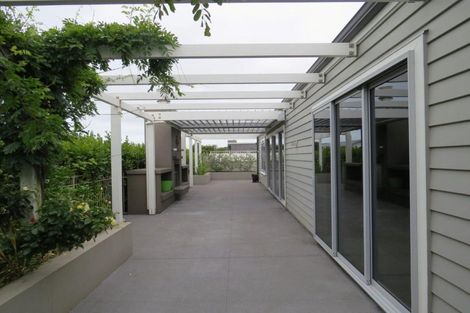 Photo of property in 1 Gleneagles Way, Waiwhakaiho, New Plymouth, 4312