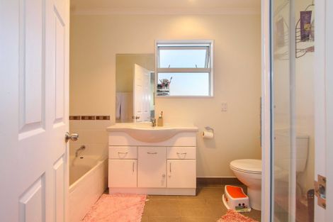 Photo of property in 40 Roberts Road, Glenfield, Auckland, 0629