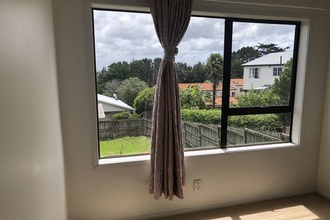 Photo of property in 2/260 Sunset Road, Windsor Park, Auckland, 0632