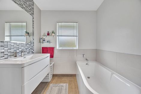 Photo of property in 6 Hanly Close, West Harbour, Auckland, 0618