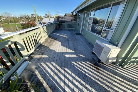 Photo of property in 2/32 Knightsbridge Drive, Forrest Hill, Auckland, 0620