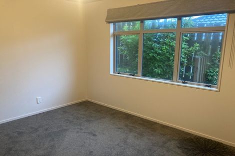 Photo of property in 6b Warrington Grove, Newlands, Wellington, 6037