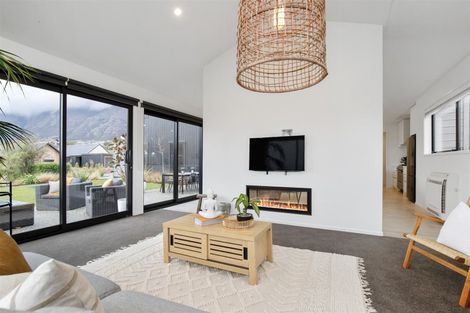 Photo of property in 7 Kinross Lane, Jacks Point, Queenstown, 9371