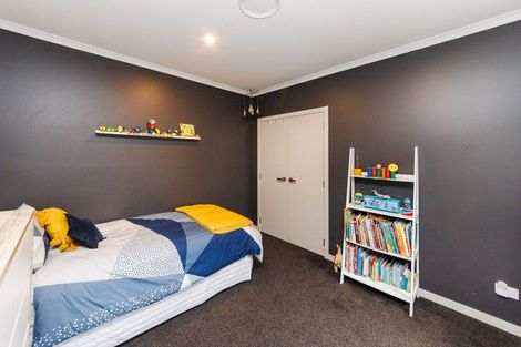 Photo of property in 10 Mediterranean Grove, Fitzherbert, Palmerston North, 4410