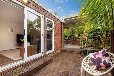 Photo of property in 3 Augusta Place, Forrest Hill, Auckland, 0620