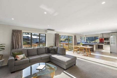 Photo of property in 5 Mcewen Crescent, Riverstone Terraces, Upper Hutt, 5018