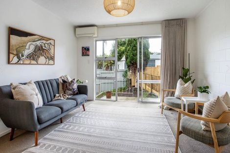 Photo of property in 2/20 Hinau Street, New Lynn, Auckland, 0600