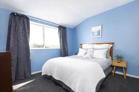 Photo of property in 2/25 Kingsbridge Place, Newlands, Wellington, 6037