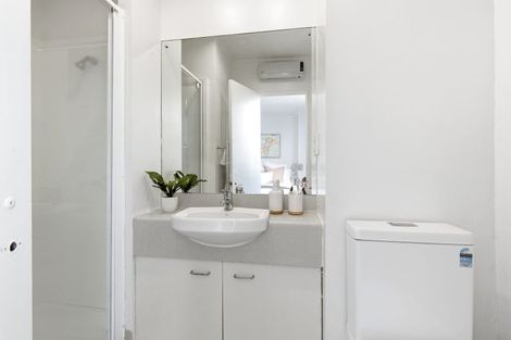 Photo of property in 17 Kent Terrace - Kent Apartments, 7e/16 Kent Terrace, Mount Victoria, Wellington, 6011