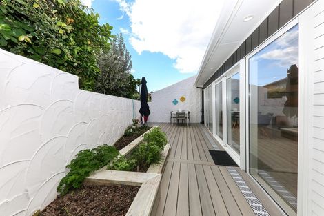 Photo of property in 2/19 Seaview Avenue, Northcote, Auckland, 0627