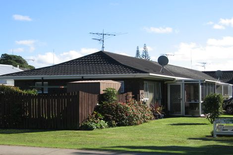 Photo of property in 3/23 Tamariki Avenue, Kelston, Auckland, 0602