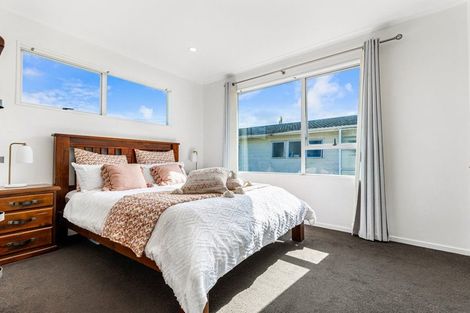 Photo of property in 33 Triangle Road, Massey, Auckland, 0614