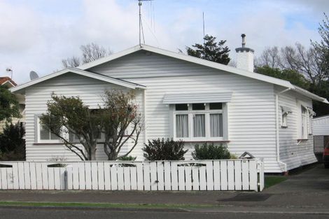 Photo of property in 12 Marne Street, Hokowhitu, Palmerston North, 4410