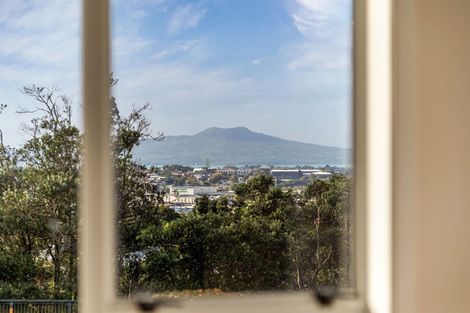 Photo of property in 1/516 Glenfield Road, Bayview, Auckland, 0629