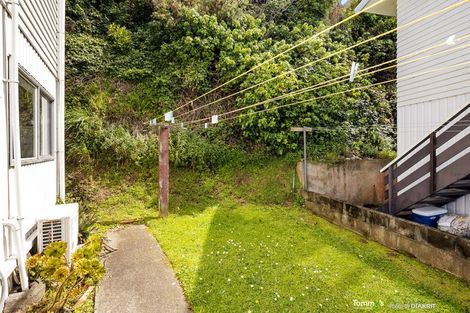 Photo of property in 2/5 Wye Street, Island Bay, Wellington, 6023