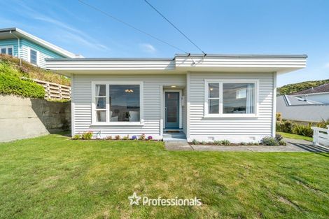 Photo of property in 17 Maungaraki Road, Korokoro, Lower Hutt, 5012