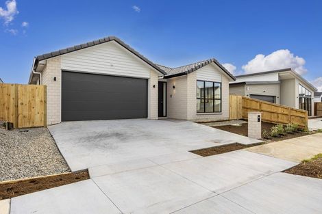 Photo of property in 17 Cara Avenue, Kumeu, 0810