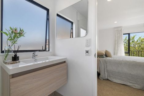 Photo of property in 2/12 Helicon Place, Totara Vale, Auckland, 0629