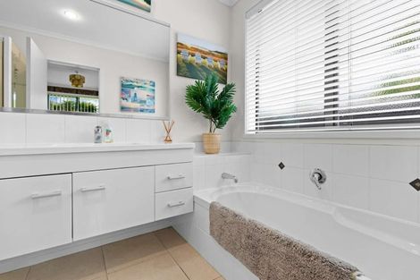 Photo of property in 28 Seabreeze Place, Papamoa Beach, Papamoa, 3118