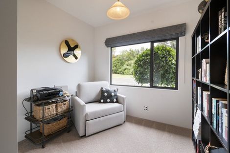 Photo of property in 70 Waicola Drive, Fitzherbert, Palmerston North, 4471