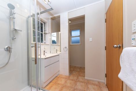 Photo of property in 12 Beaubank Road, Kelston, Auckland, 0602