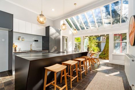 Photo of property in 50 Garden Road, Northland, Wellington, 6012