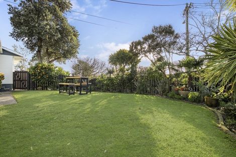 Photo of property in 2 Thomas Rea Place, Te Atatu South, Auckland, 0610