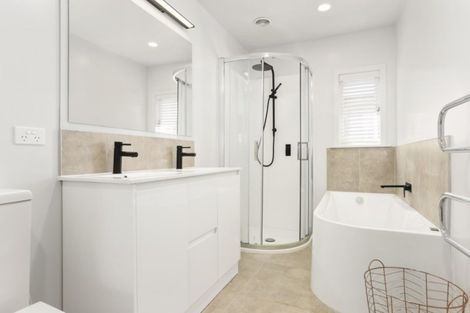 Photo of property in 11 Vanguard Road, Kelston, Auckland, 0602