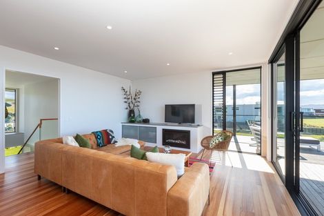 Photo of property in 27 Taumata Road, Omaha, 0986