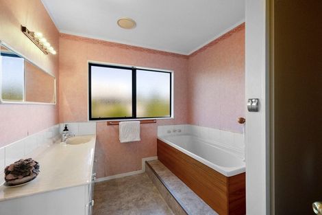 Photo of property in 7 Larsen Place, Merrilands, New Plymouth, 4312