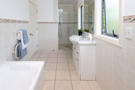 Photo of property in 3a Trelawn Place, Cockle Bay, Auckland, 2014