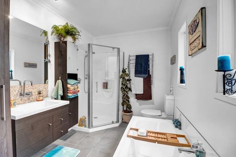 Photo of property in 118 Huatoki Street, Frankleigh Park, New Plymouth, 4310