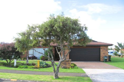 Photo of property in 32 Vivian Wilson Drive, Eastern Beach, Auckland, 2012