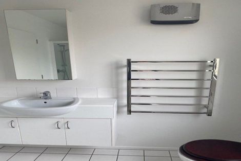 Photo of property in 32 Oakford Close, Riccarton, Christchurch, 8011