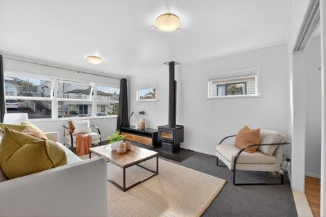 Photo of property in 1/5 Woodall Place, Totara Vale, Auckland, 0627