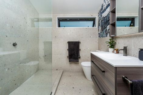 Photo of property in 2 Old Lake Road, Narrow Neck, Auckland, 0624