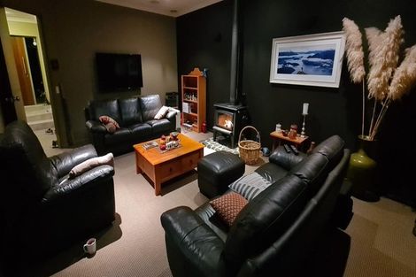 Photo of property in 9 La Lena Grove, Fitzherbert, Palmerston North, 4410