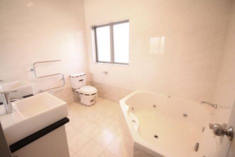 Photo of property in 27 Edgewood Way, Henderson, Auckland, 0612