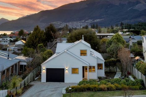 Photo of property in 5 Cedar Drive, Kelvin Heights, Queenstown, 9300