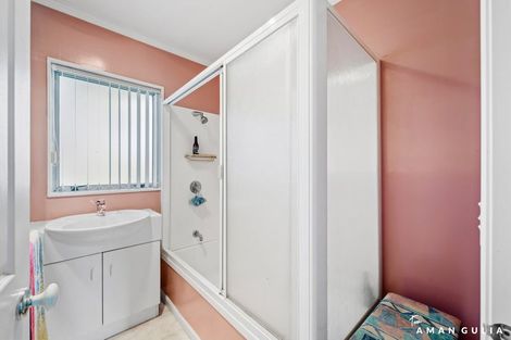 Photo of property in 32 Heversham Place, Glendene, Auckland, 0602