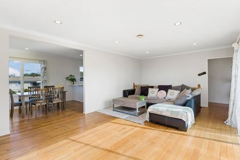 Photo of property in 33 Chatsworth Crescent, Pakuranga Heights, Auckland, 2010