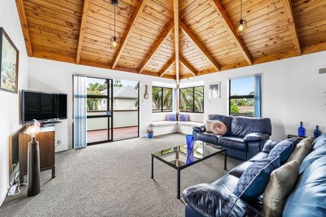 Photo of property in 32 Marina View Drive, West Harbour, Auckland, 0618