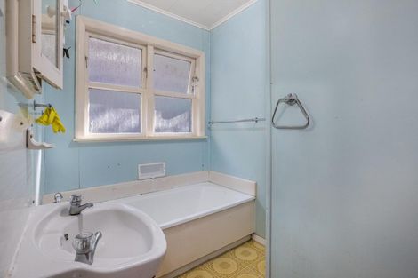 Photo of property in 141 Newlands Road, Newlands, Wellington, 6037