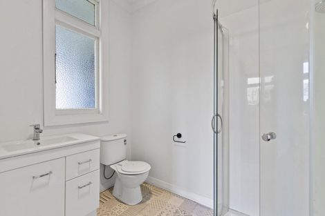 Photo of property in 2 Chilman Street, Strandon, New Plymouth, 4312